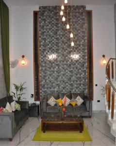 een woonkamer met een bank en een salontafel bij Earth - Luxurious 5 BHK AC Villa at Mysore in Mysore