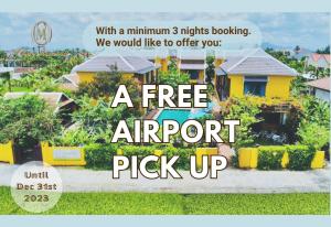 un cartel de recogida gratuita en el aeropuerto frente a la casa en Chez Mimosa Hoi An - LUA Retreat, en Hoi An