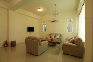 Una sala de estar con dos sofás y una mesa. en Blue sky holidays B&B, en Taitung 19 fotos más