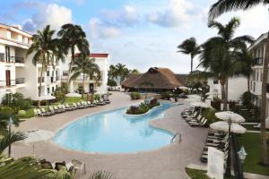 カンクンにあるThe Royal Cancun All Villas Resortのリゾートのプールの景色を望めます。