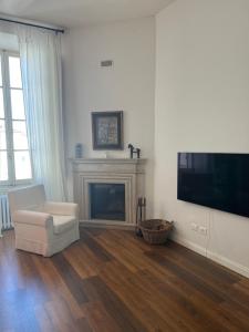 uma sala de estar com lareira e televisão em Santa Rosa Florence Apartments 3 Bedrooms - Private Parking em Florença