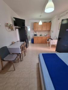 Zimmer mit einer Küche, einem Bett und einem Tisch in der Unterkunft Nadia Hosting Dead Sea in Neve Zohar