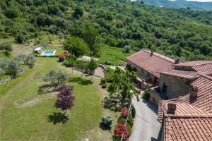 an aerial view of a house with a yard at Agriturismo Podere Terrena in San Vincenti