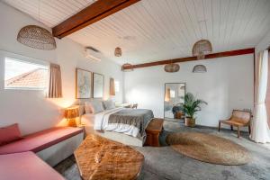 1 dormitorio con 1 cama y 1 sofá en Batu Belig Living Managed by CPM Bali en Seminyak