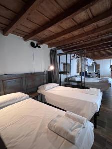 a room with three beds in a room at Borgovivo Il tuo Loft in centro città in Bergamo