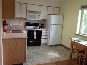 A kitchen or kitchenette at A Suite Alaskan Inn