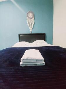 une pile de serviettes assises au-dessus d'un lit dans l'établissement FHStay Malioboro, à Timuran