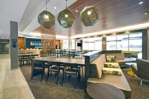 un restaurant avec une salle à manger dotée de tables et de chaises dans l'établissement SpringHill Suites by Marriott St. Paul Arden Hills, à Arden Hills