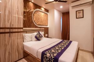 ポートブレアにあるAnanya Residencyのベッドと窓のあるホテルの部屋