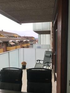 two chairs sitting on top of a balcony at 1-bed for 2 pers Central in Lillestrøm in Lillestrøm