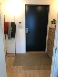Una puerta negra en una habitación con alfombra en 1-bed for 2 pers Central in Lillestrøm, en Lillestrøm