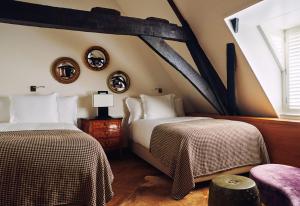 a bedroom with two beds and a window at Prinsenhof in Groningen