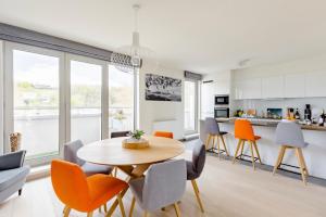 uma cozinha e sala de jantar com mesa e cadeiras em B&B Le Murmure de l'eau - Chambre d'hôte Urbaine - Namur em Namur