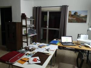 an office with a desk with a laptop on it at Appartement meublé au Héron in Djibouti