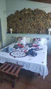 een bed met een witte deken en kussens erop bij HOTEL PASTERAL RIU TER in La Cellera de Ter