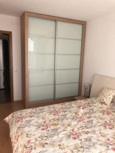 um quarto com uma cama com colcha floral em Квартира у моря em Sveti Vlas