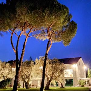 un grupo de árboles frente a un edificio en La Casa nel Parco luxury b&b, en San Lazzaro di Savena