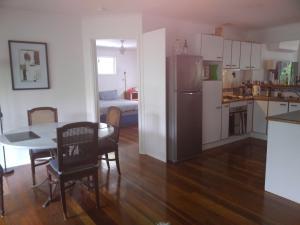 Una cocina o zona de cocina en Near to Everything Yet in a Rainforest setting