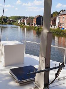 a boat with a device on the side of a body of water at Gîte Le Sambre in Thuin