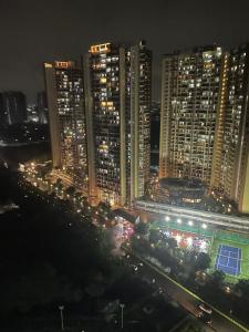 uma cidade iluminada à noite com edifícios altos em Royal Nest Premium em Pune