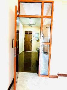 een open deur naar een kamer met een plafond bij Nakupenda in Mazizini