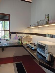 Køkken eller tekøkken på Gayan Villa + 11 billeder