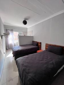 1 Schlafzimmer mit 2 Betten und einem Fenster in der Unterkunft Sherotha Accommodation in Louis Trichardt