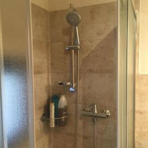 een douche met een douchekop in een badkamer bij La casa della Salvia con Piscina condivisa in campagna vicino al mare - Canestanco 18 in Santa Croce Camerina +11 foto's