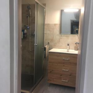 een badkamer met douche, wastafel en spiegel bij La casa della Salvia con Piscina condivisa in campagna vicino al mare - Canestanco 18 in Santa Croce Camerina