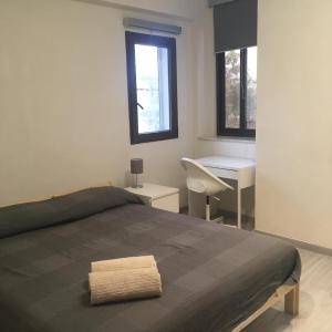 een slaapkamer met een bed, een tafel en een bureau bij La casa della Salvia con Piscina condivisa in campagna vicino al mare - Canestanco 18 in Santa Croce Camerina
