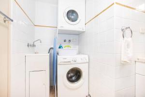 een kleine badkamer met een wasmachine bij Perfect Manly Retreat. in Sydney