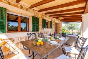 una sala da pranzo con tavolo e sedie di Chalet Turó a Cala Santanyi