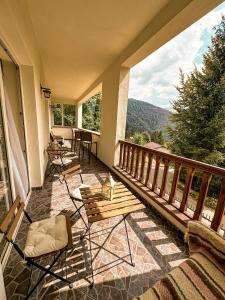 einen Balkon mit Stühlen und Bergblick in der Unterkunft Casa Miu in Sinaia