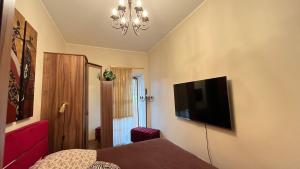 ein Schlafzimmer mit einem TV an der Wand in der Unterkunft Caesar Apartments in Narva