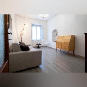 - un salon avec un canapé et une commode dans l'établissement Casa vacanze S.Andrea, à Viterbe