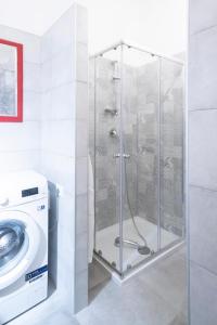 a shower in a bathroom with a washing machine at Casa vacanze S.Andrea in Viterbo