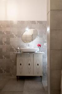 uma casa de banho com um lavatório e um espelho em Casa vacanze S.Andrea em Viterbo