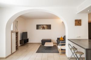 a kitchen and living room with an archway in a room at Falgerhof in Vollan