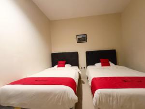 Кровать или кровати в номере RedDoorz At Rids Hotel Manado