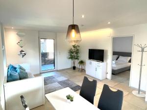 un soggiorno con un divano e una TV di homy City Lodge in Feldkirch, Grenznähe und doch Zentral a Feldkirch