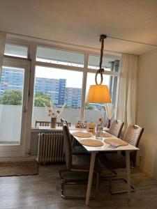 a dining room with a table and chairs and a window at Ferienwohnung an der Ostsee in Heiligenhafen