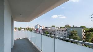 balcón con vistas a la ciudad en Apartamenty Sun & Snow Royal Smart Studios Klemensiewicza, en Cracovia