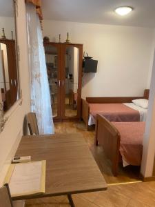 Postel nebo postele na pokoji v ubytování Apartments Znjan