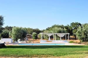 uma piscina com um gazebo num parque em o meu monte em Évora