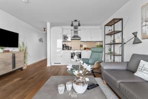 sala de estar con sofá y mesa en Segler Nest, en Olpenitz
