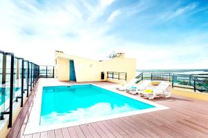 uma varanda com uma piscina no topo de um edifício em A Gaivota Ria Formosa Waterfront Lux Apart With Pool, Olhão, Algarve em Olhão