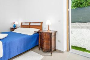 um quarto com uma cama e uma mesa com um candeeiro em La Vecchia Posta em Telti