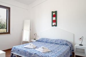 カステッランマーレ・デル・ゴルフォにあるN'amuri Villasのベッドルーム1室(ベッド1台、タオル2枚付)
