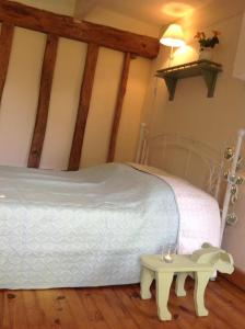 Domaine Charente - Familyroom Gypsy with garden (with external toilet & shower house) tesisinde bir odada yatak veya yataklar
