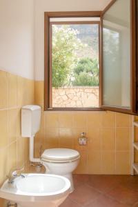 カステッランマーレ・デル・ゴルフォにあるN'amuri Villasのバスルーム(トイレ付)、窓が備わります。